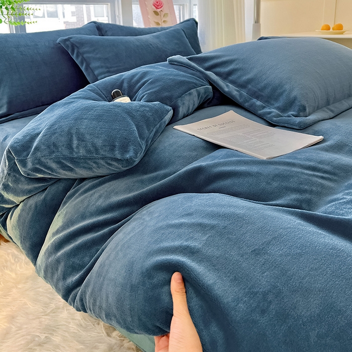 91家纺网 家纺一手货源 找家纺 富馨莱 2025新款牛奶绒纯色双拼四件套 宝石蓝