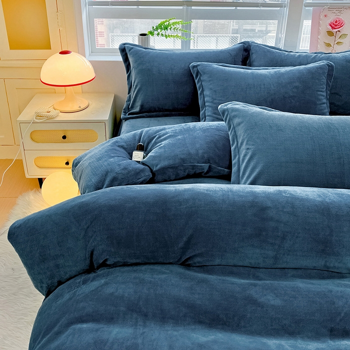91家纺网 家纺一手货源 找家纺 富馨莱 2025新款牛奶绒纯色双拼四件套 宝石蓝