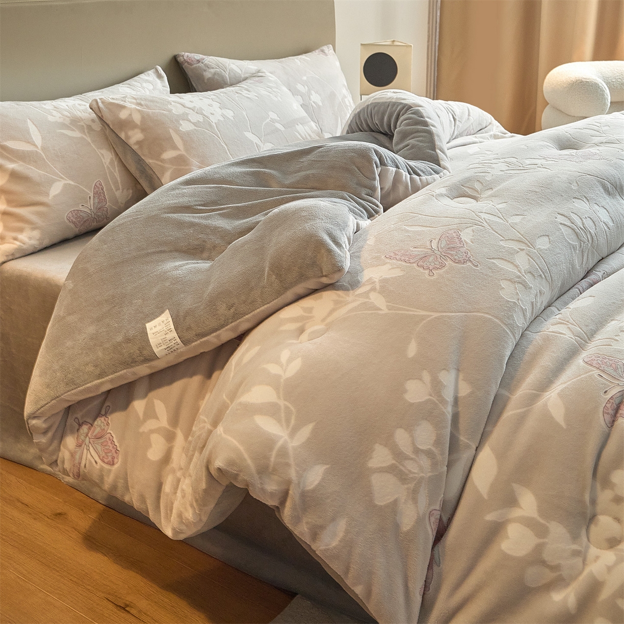 91家纺网 家纺一手货源 找家纺 换种生活 2025新款A类立体雕花绒冬被被子被芯 蝶舞花漾-浅绿