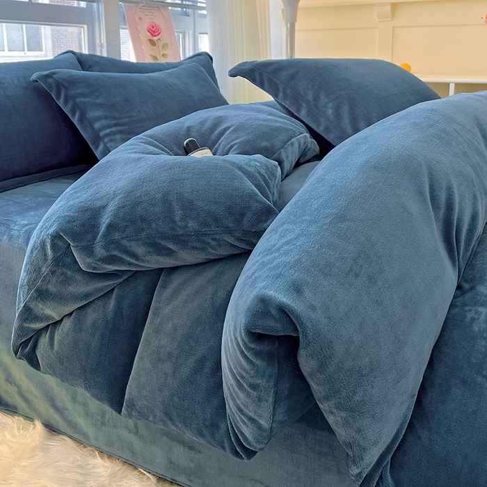 91家纺网 家纺一手货源 找家纺 富馨莱 2025新款牛奶绒纯色双拼四件套 宝石蓝