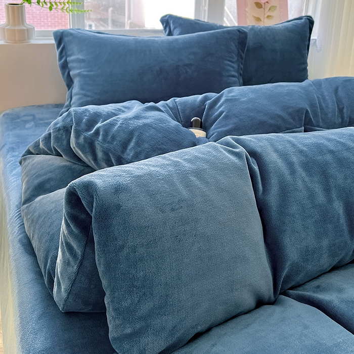 91家纺网 家纺一手货源 找家纺 富馨莱 2025新款牛奶绒纯色双拼四件套 宝石蓝