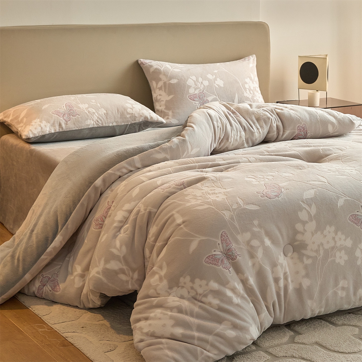 91家纺网 家纺一手货源 找家纺 换种生活 2025新款A类立体雕花绒冬被被子被芯 蝶舞花漾-浅绿