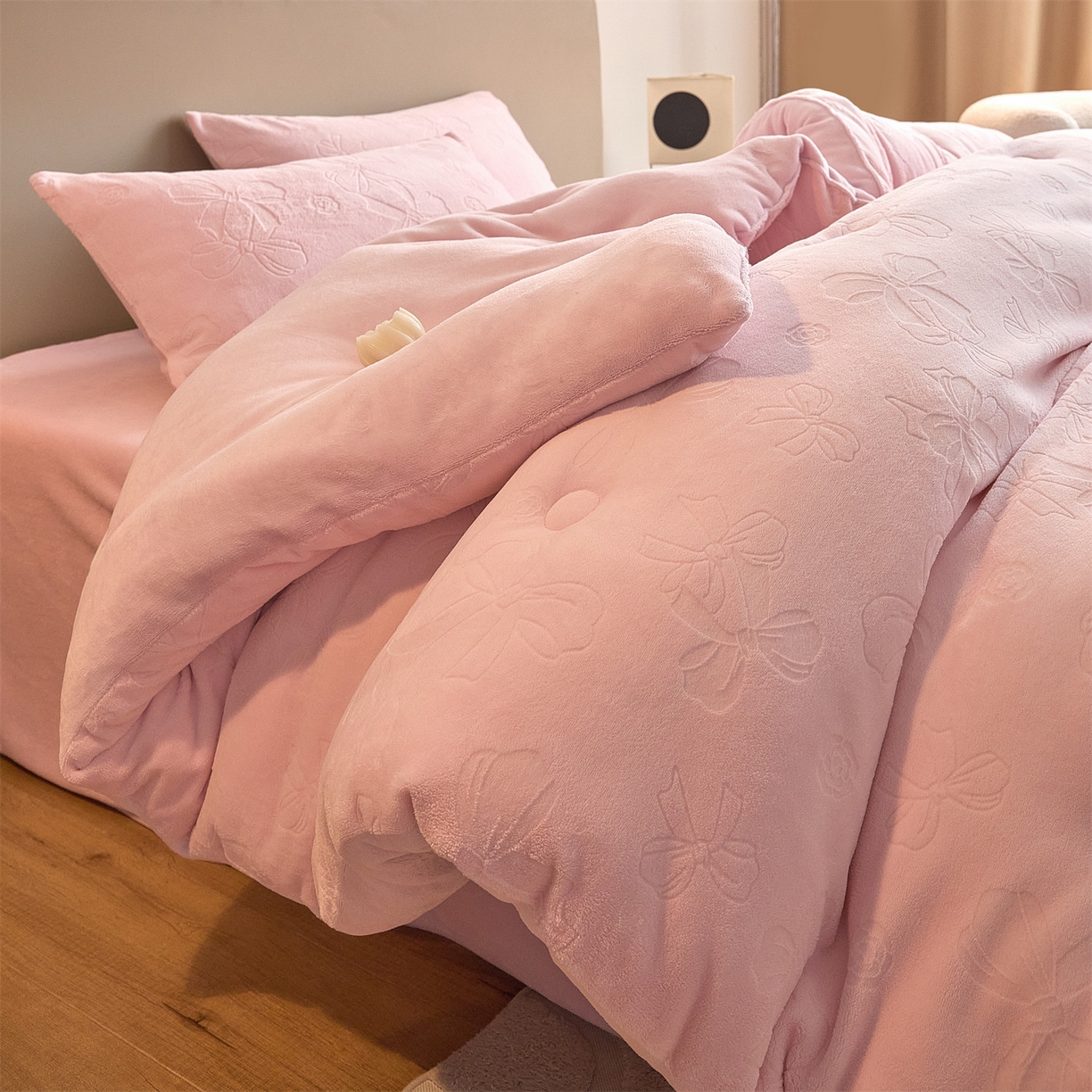 91家纺网 家纺一手货源 找家纺 换种生活 2025新款A类立体雕花绒冬被被子被芯 蝴蝶结-柔粉色