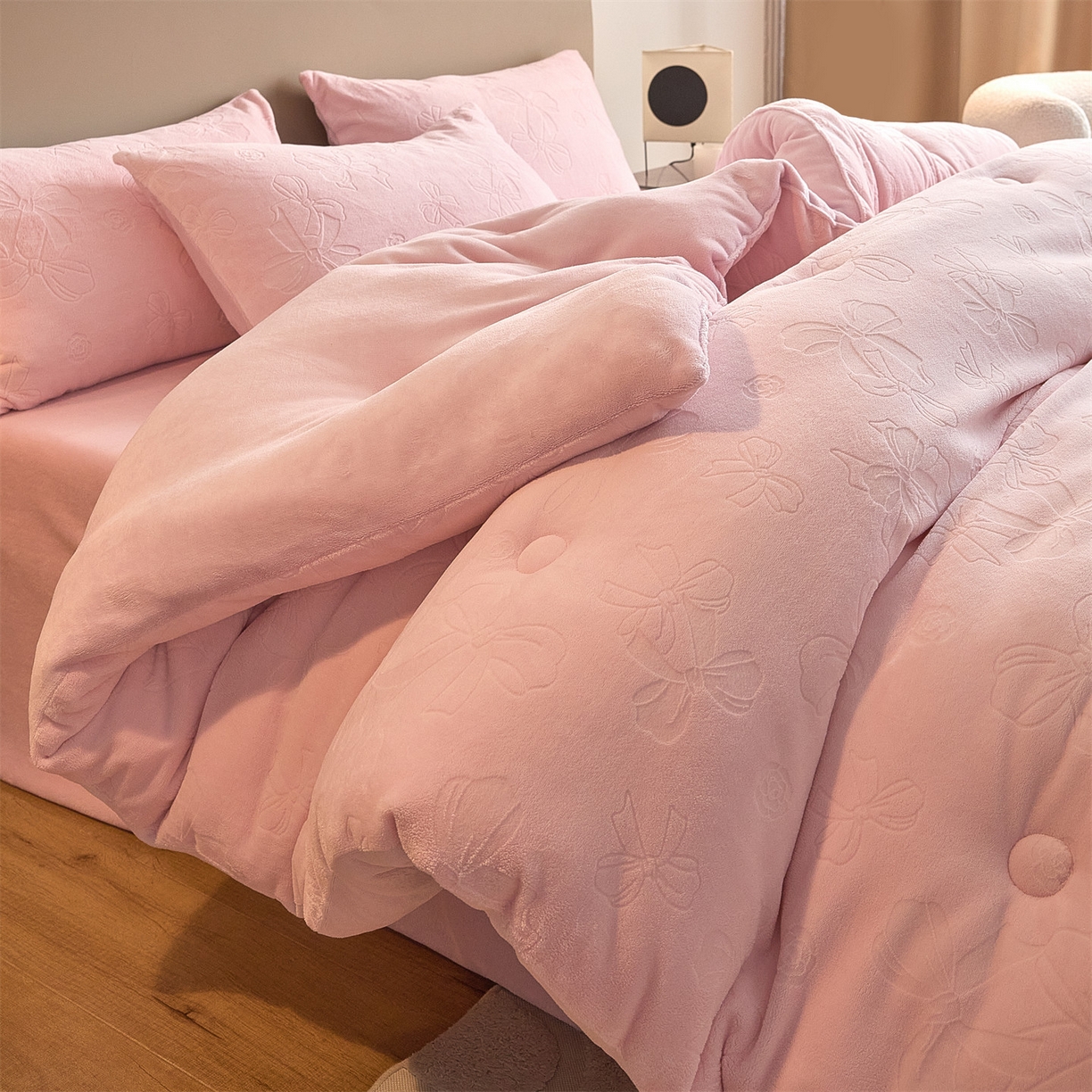 91家纺网 家纺一手货源 找家纺 换种生活 2025新款A类立体雕花绒冬被被子被芯 蝴蝶结-柔粉色