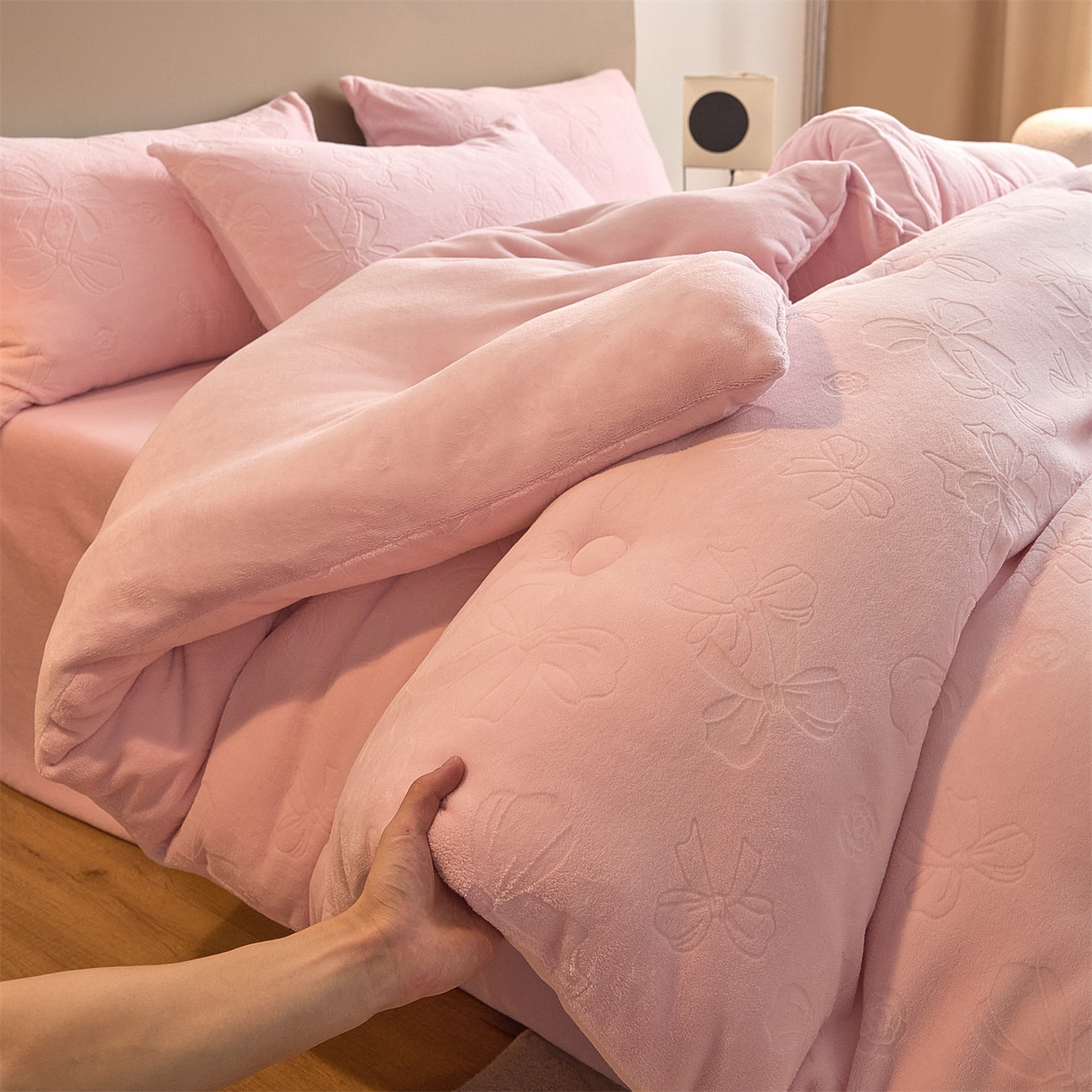 91家纺网 家纺一手货源 找家纺 换种生活 2025新款A类立体雕花绒冬被被子被芯 蝴蝶结-柔粉色