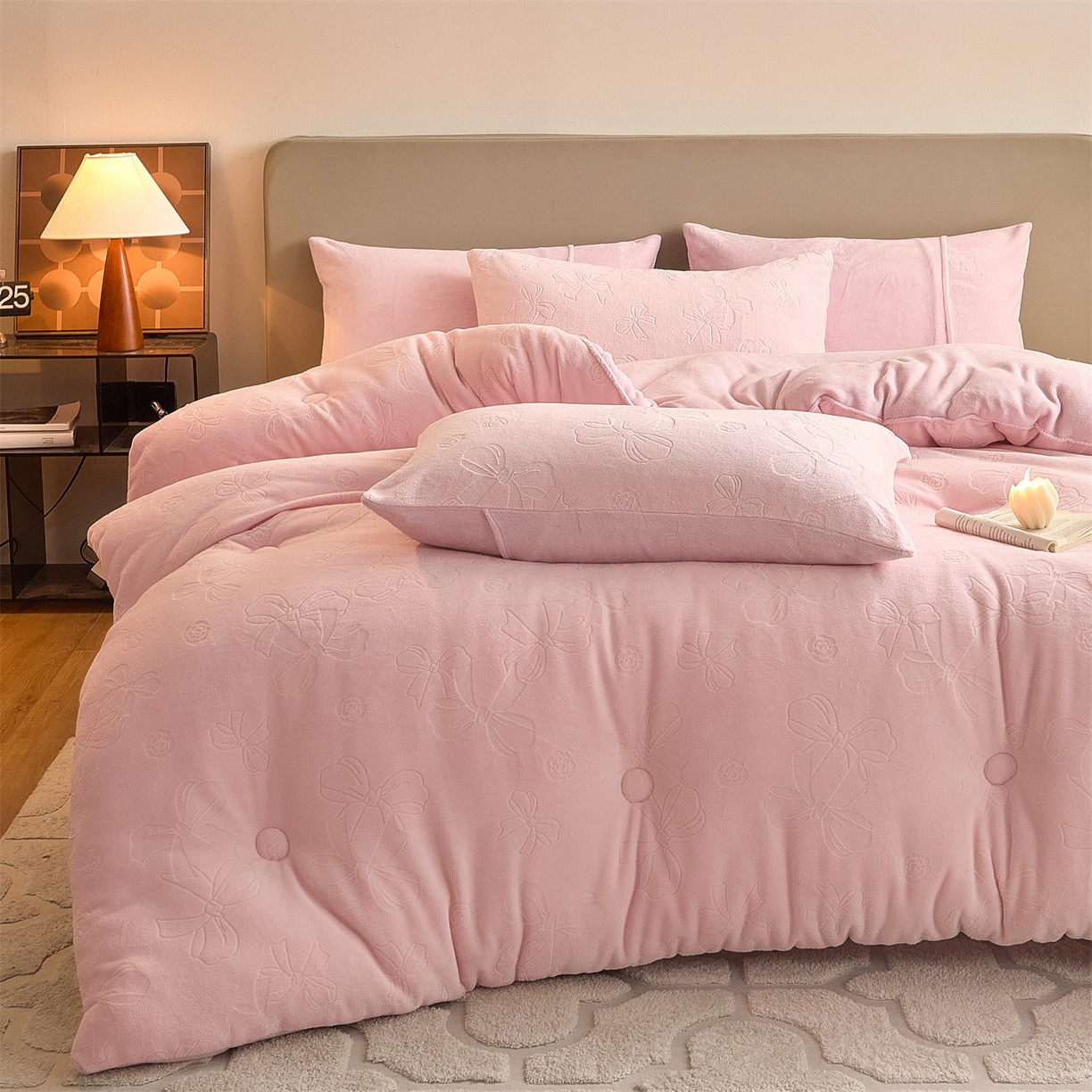 91家纺网 家纺一手货源 找家纺 换种生活 2025新款A类立体雕花绒冬被被子被芯 蝴蝶结-柔粉色