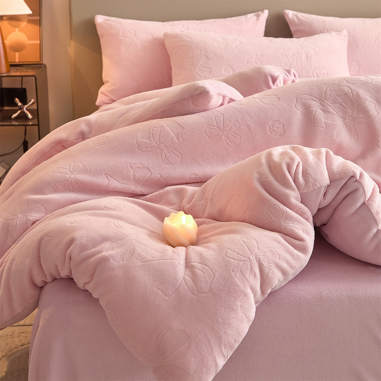 91家纺网 家纺一手货源 找家纺 换种生活 2025新款A类立体雕花绒冬被被子被芯 蝴蝶结-柔粉色
