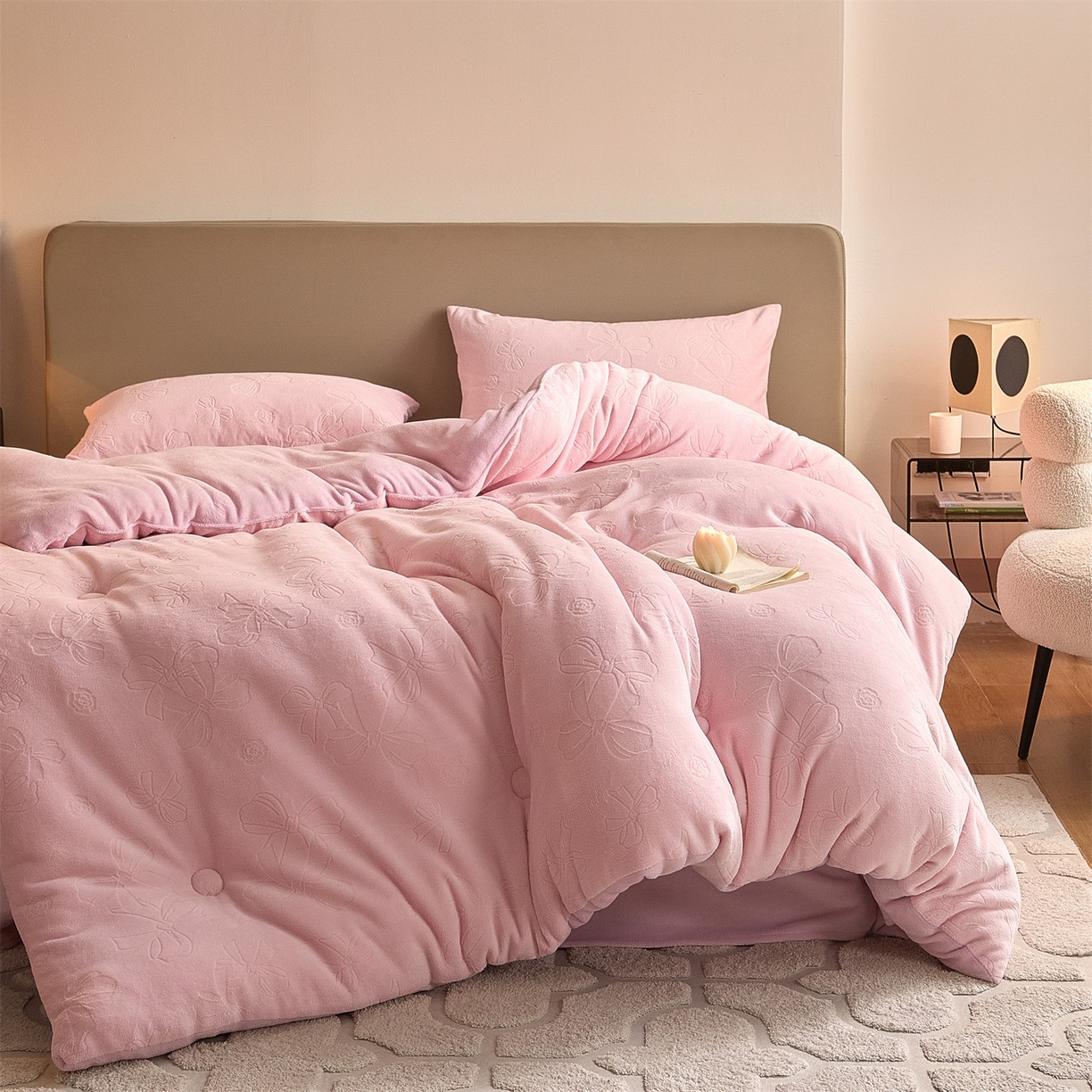 91家纺网 家纺一手货源 找家纺 换种生活 2025新款A类立体雕花绒冬被被子被芯 蝴蝶结-柔粉色