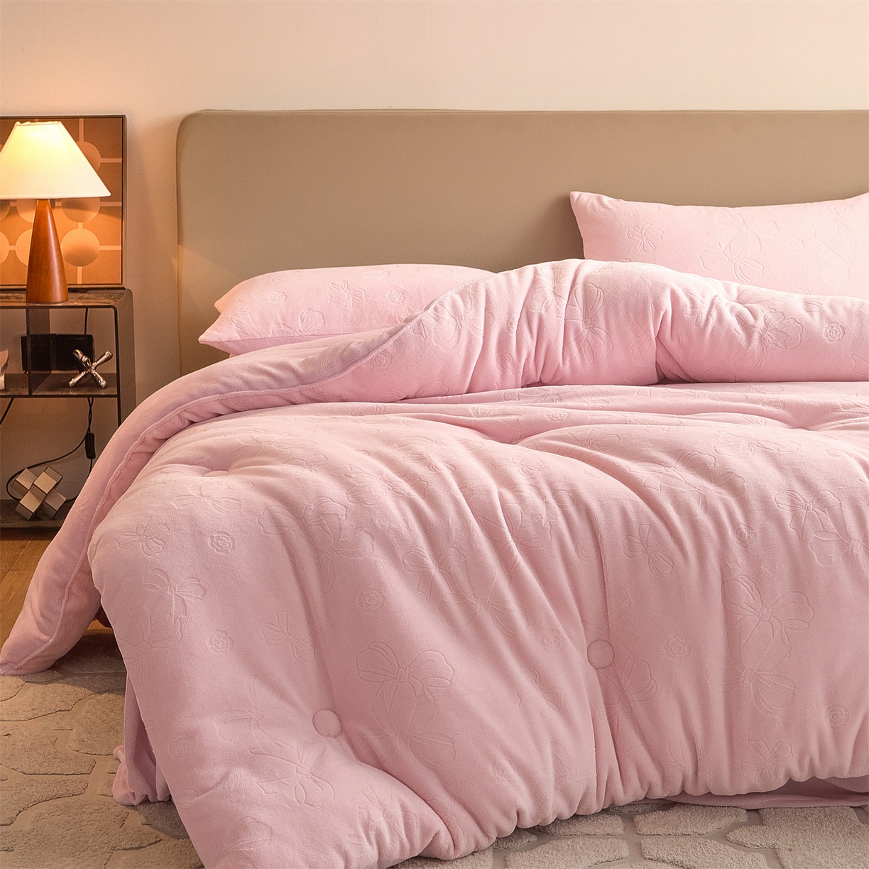 91家纺网 家纺一手货源 找家纺 换种生活 2025新款A类立体雕花绒冬被被子被芯 蝴蝶结-柔粉色