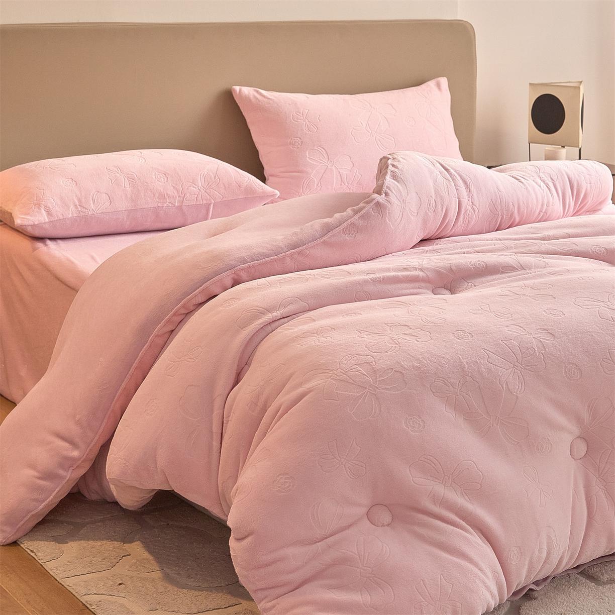 91家纺网 家纺一手货源 找家纺 换种生活 2025新款A类立体雕花绒冬被被子被芯 蝴蝶结-柔粉色