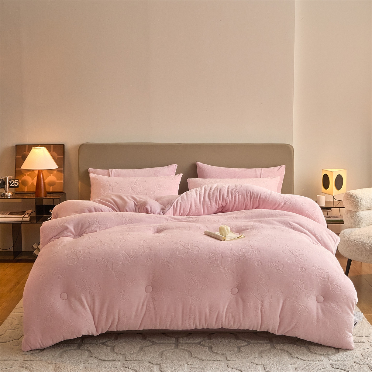 91家纺网 家纺一手货源 找家纺 换种生活 2025新款A类立体雕花绒冬被被子被芯 蝴蝶结-柔粉色