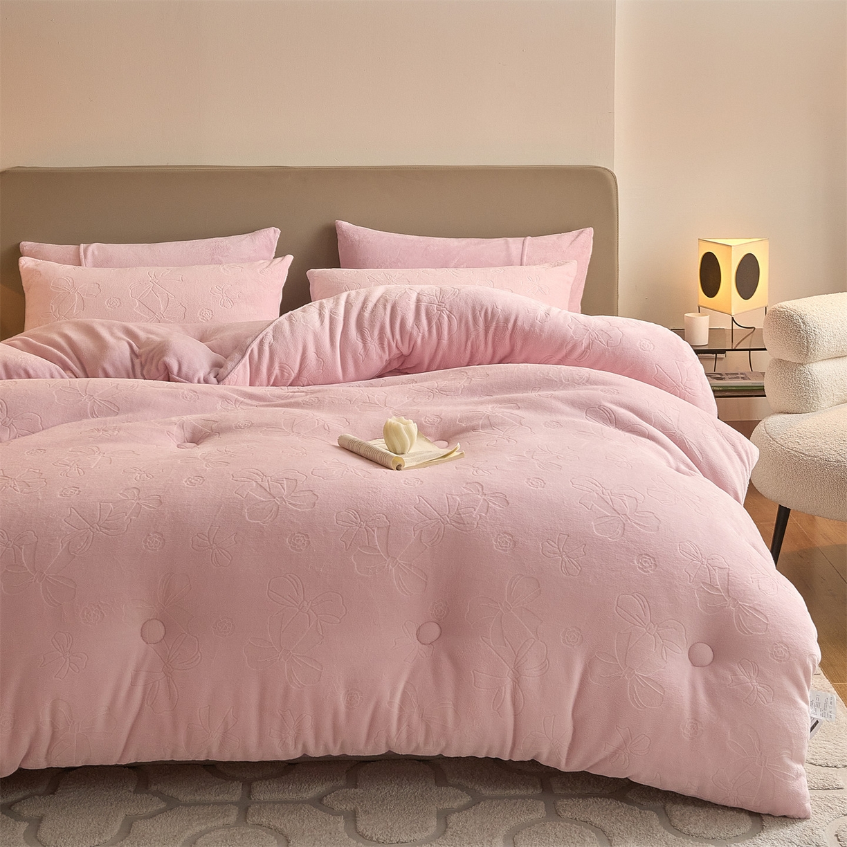 91家纺网 家纺一手货源 找家纺 换种生活 2025新款A类立体雕花绒冬被被子被芯 蝴蝶结-柔粉色