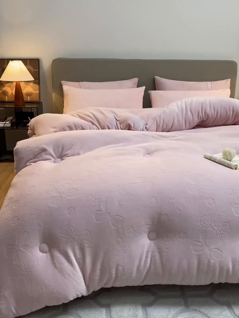 91家纺网 家纺一手货源 找家纺 换种生活 2025新款A类立体雕花绒冬被被子被芯 蝴蝶结-柔粉色