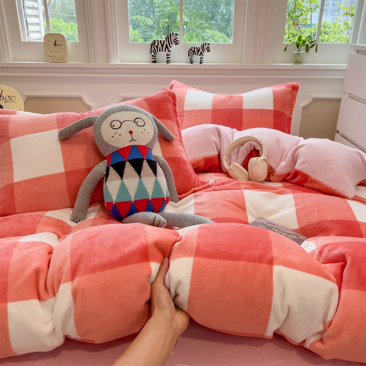 91家纺网 家纺一手货源 找家纺 曲之慕 2025新款A类牛奶绒简约无印风格子四件套 粉大格