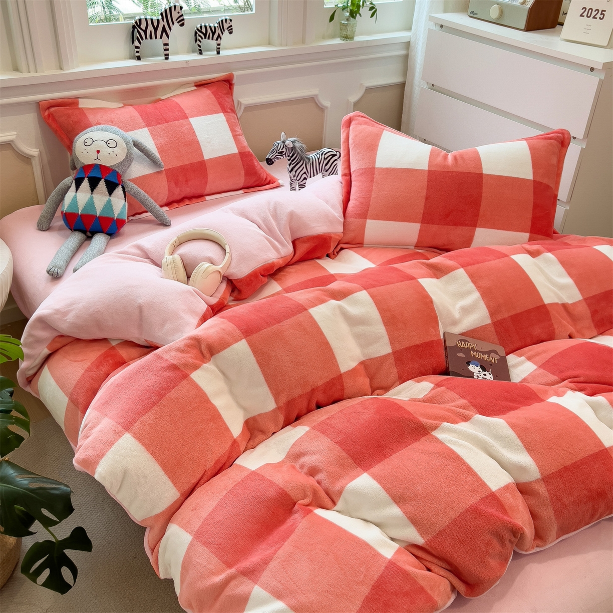 91家纺网 家纺一手货源 找家纺 曲之慕 2025新款A类牛奶绒简约无印风格子四件套 粉大格