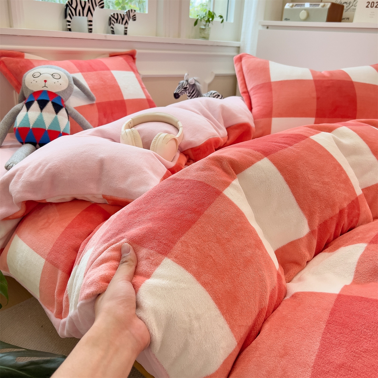 91家纺网 家纺一手货源 找家纺 曲之慕 2025新款A类牛奶绒简约无印风格子四件套 粉大格