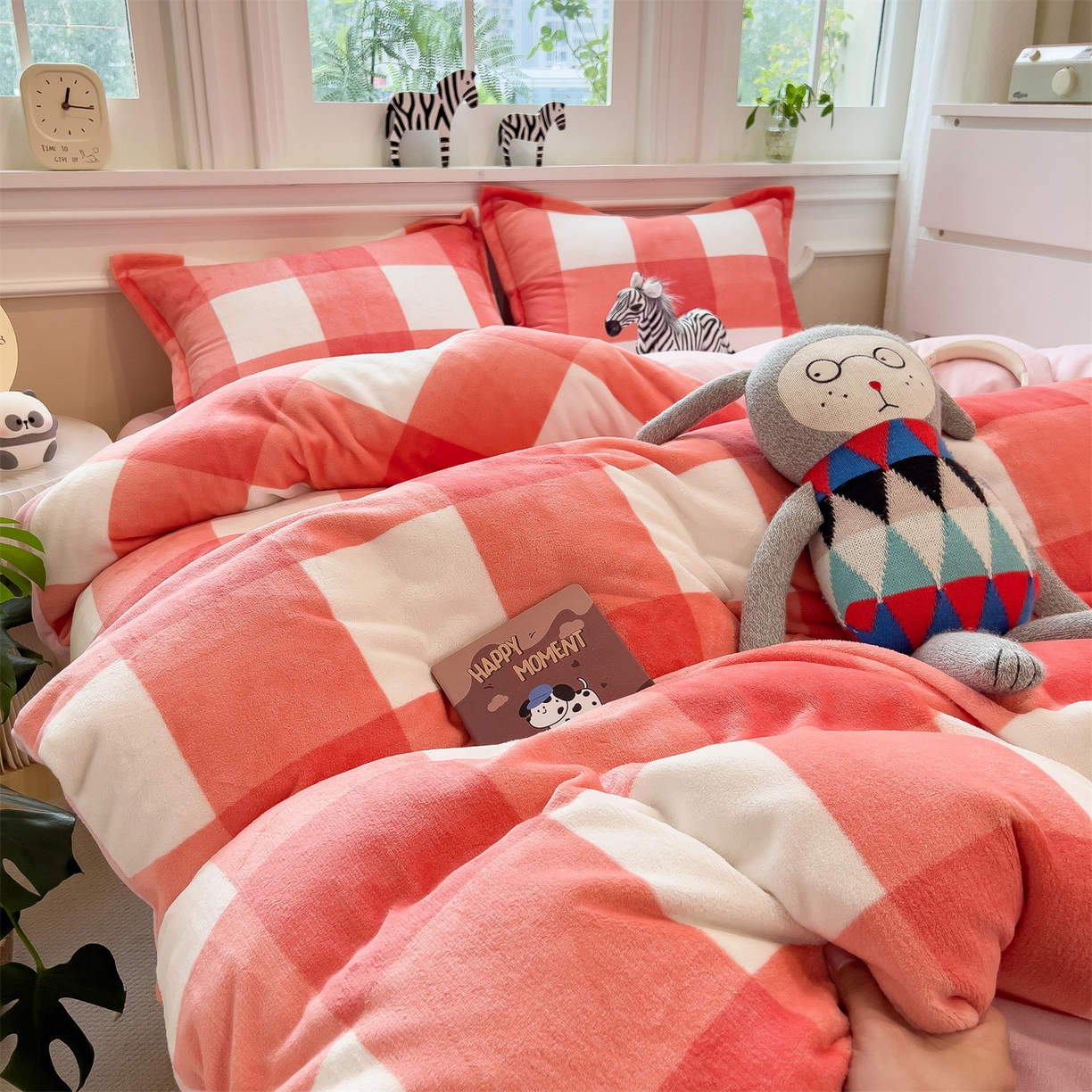 91家纺网 家纺一手货源 找家纺 曲之慕 2025新款A类牛奶绒简约无印风格子四件套 粉大格