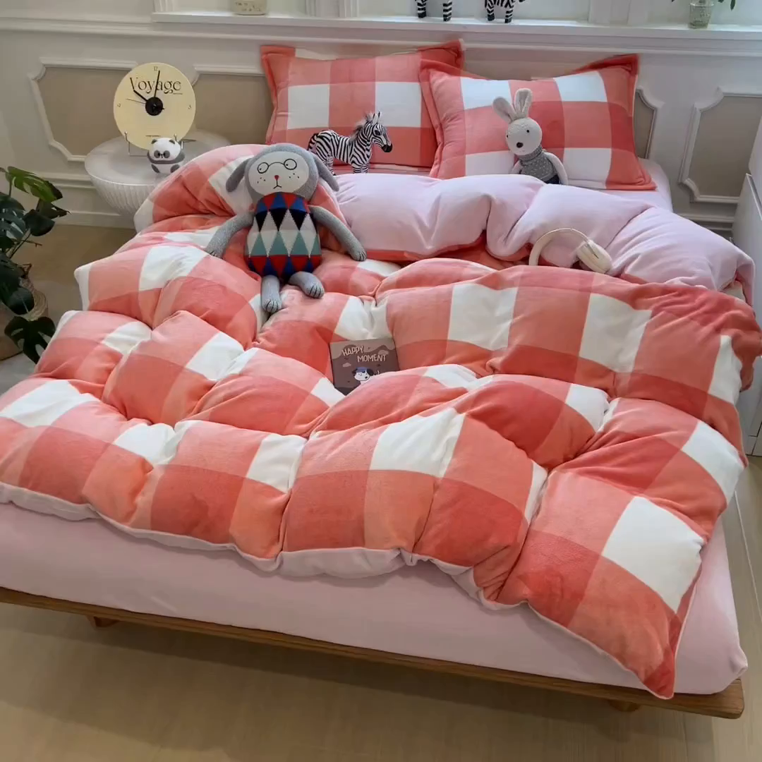 91家纺网 家纺一手货源 找家纺 曲之慕 2025新款A类牛奶绒简约无印风格子四件套 粉大格