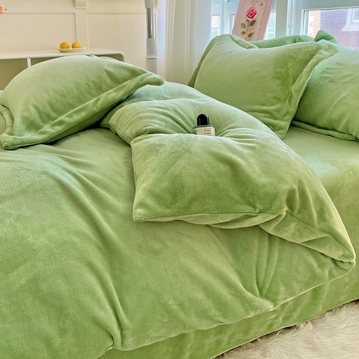 91家纺网 家纺一手货源 找家纺 富馨莱 2025新款牛奶绒纯色双拼四件套 果绿