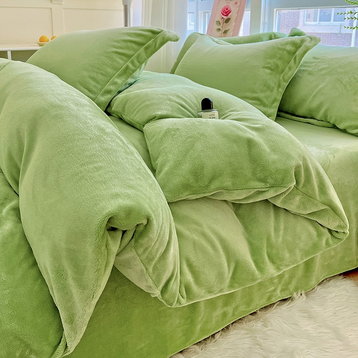 91家纺网 家纺一手货源 找家纺 富馨莱 2025新款牛奶绒纯色双拼四件套 果绿