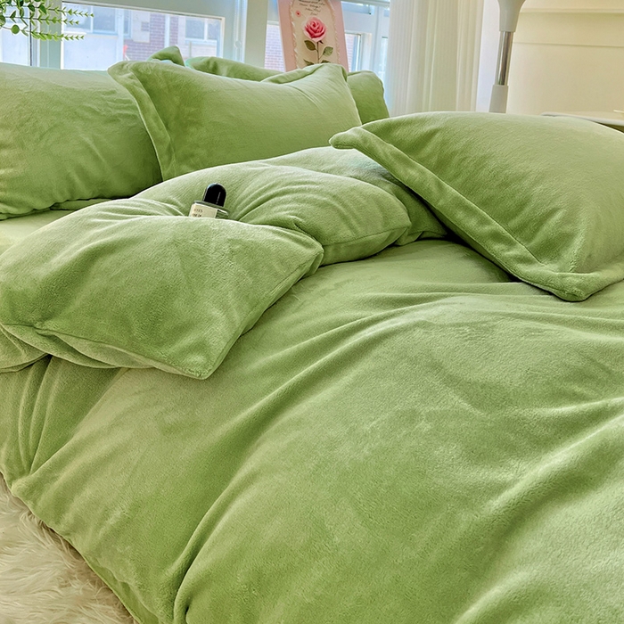 91家纺网 家纺一手货源 找家纺 富馨莱 2025新款牛奶绒纯色双拼四件套 果绿