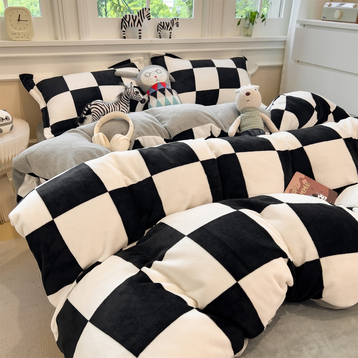 91家纺网 家纺一手货源 找家纺 曲之慕 2025新款A类牛奶绒简约无印风格子四件套 钢琴格