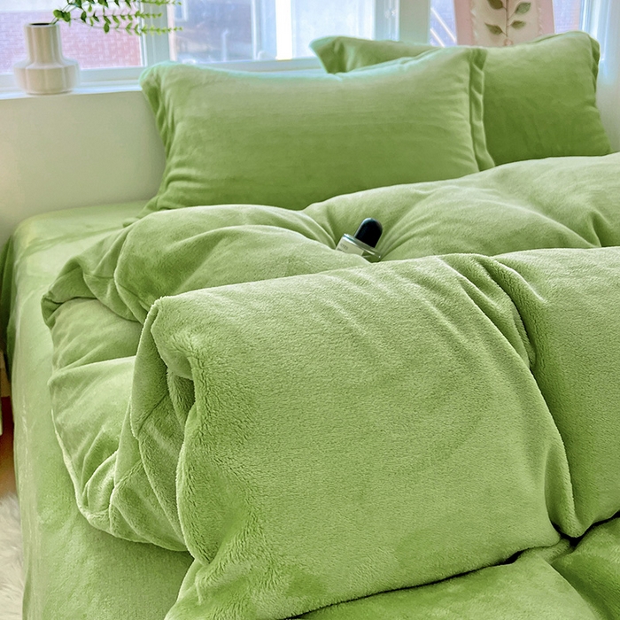 91家纺网 家纺一手货源 找家纺 富馨莱 2025新款牛奶绒纯色双拼四件套 果绿