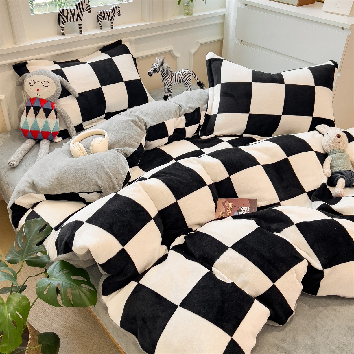 91家纺网 家纺一手货源 找家纺 曲之慕 2025新款A类牛奶绒简约无印风格子四件套 钢琴格