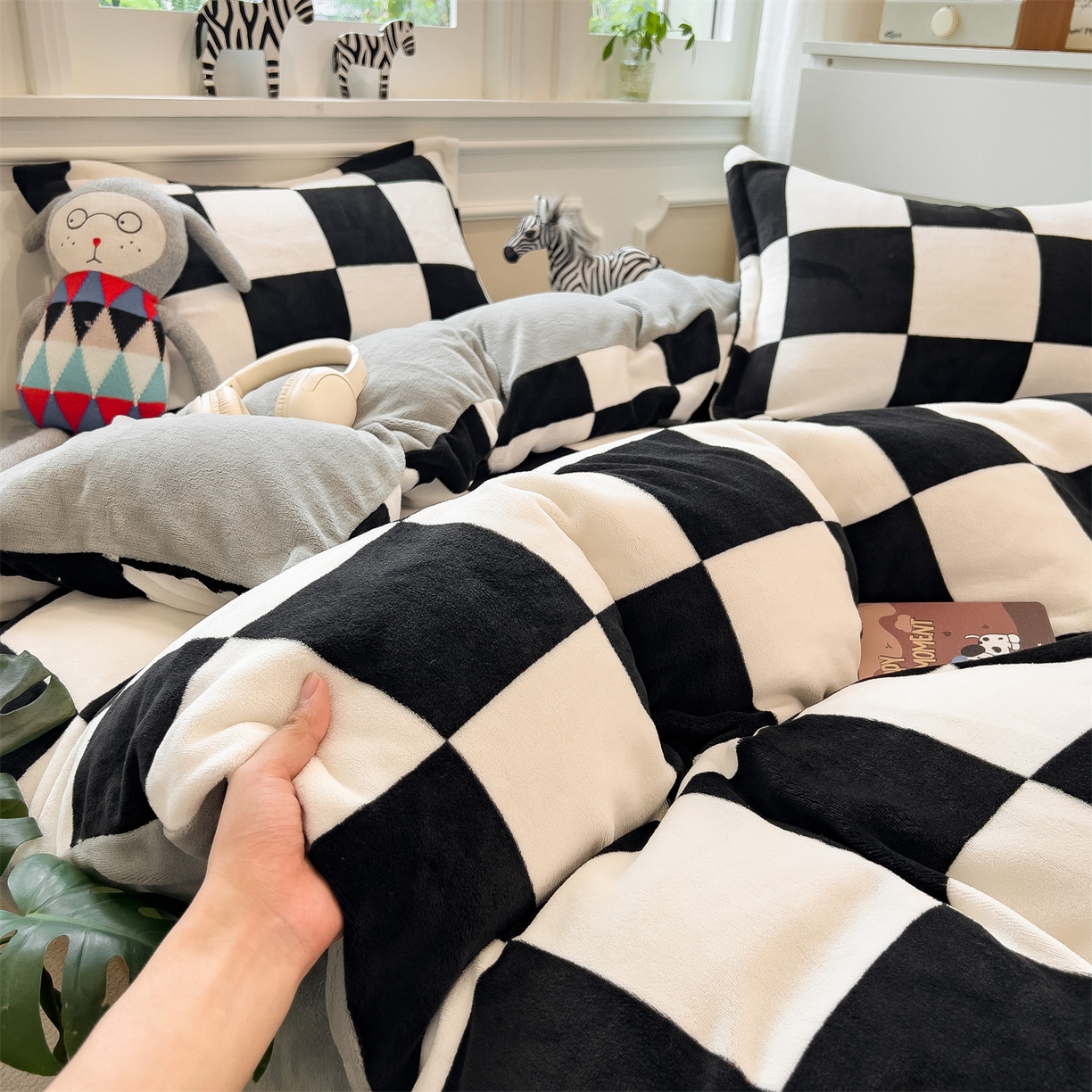 91家纺网 家纺一手货源 找家纺 曲之慕 2025新款A类牛奶绒简约无印风格子四件套 钢琴格