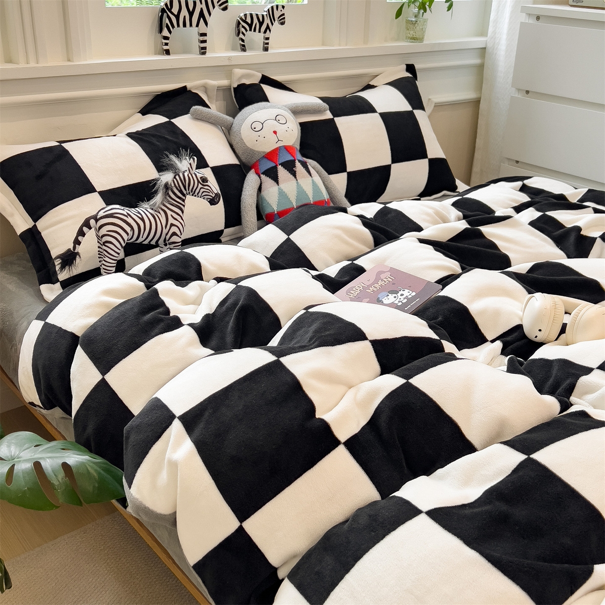 91家纺网 家纺一手货源 找家纺 曲之慕 2025新款A类牛奶绒简约无印风格子四件套 钢琴格