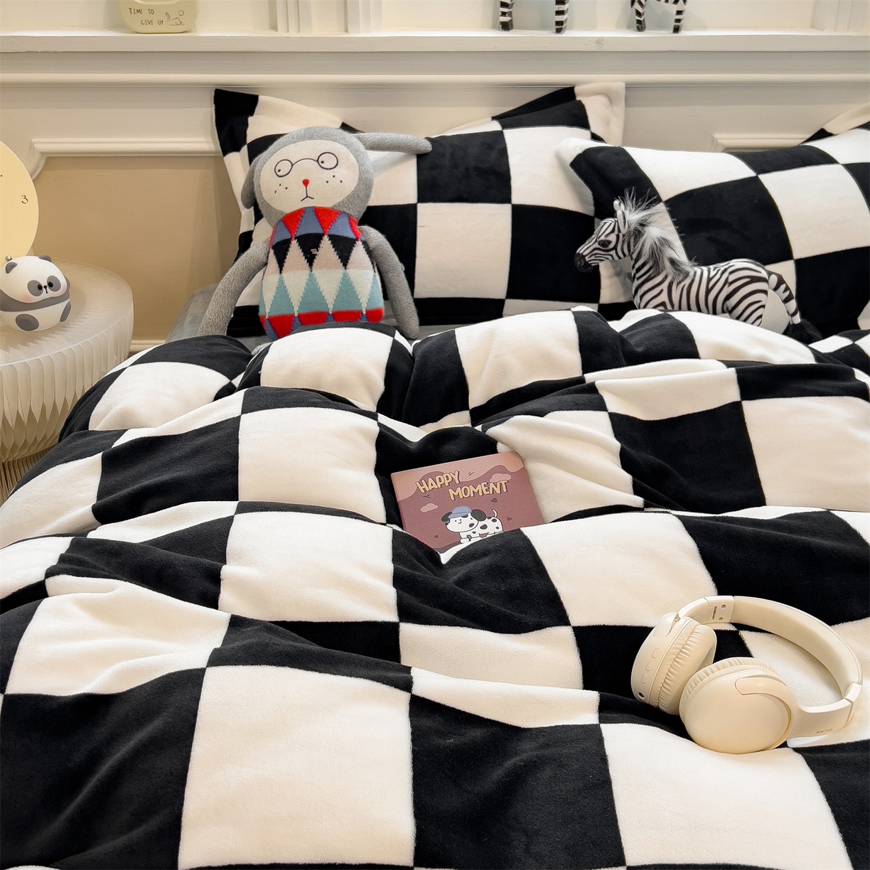 91家纺网 家纺一手货源 找家纺 曲之慕 2025新款A类牛奶绒简约无印风格子四件套 钢琴格