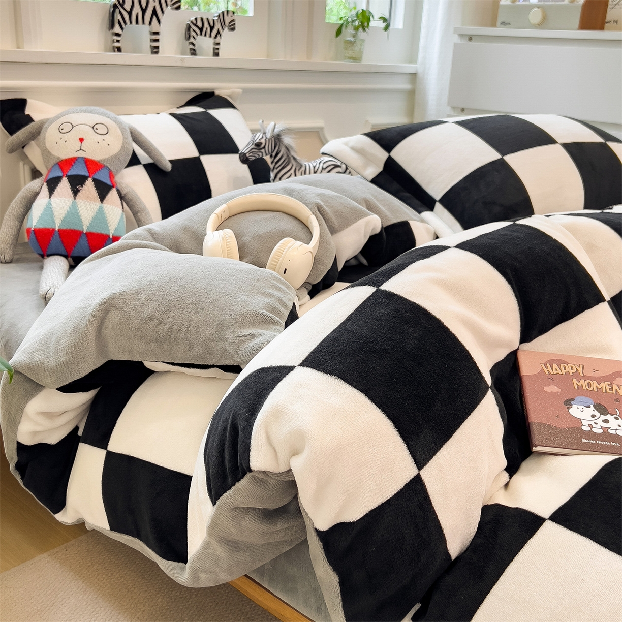 91家纺网 家纺一手货源 找家纺 曲之慕 2025新款A类牛奶绒简约无印风格子四件套 钢琴格