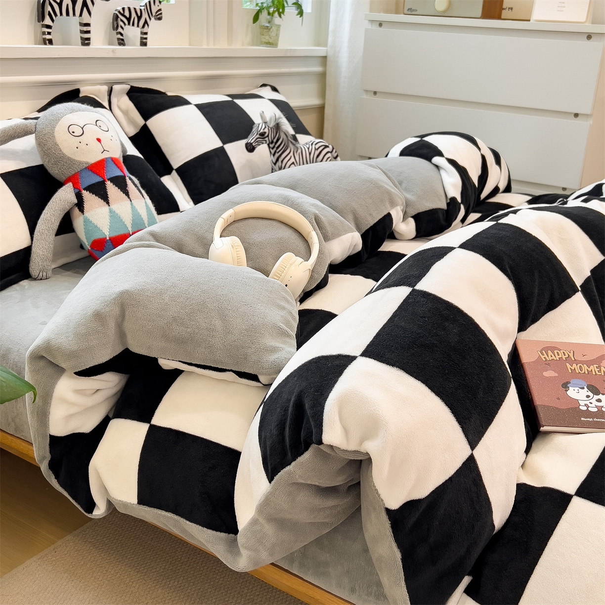 91家纺网 家纺一手货源 找家纺 曲之慕 2025新款A类牛奶绒简约无印风格子四件套 钢琴格