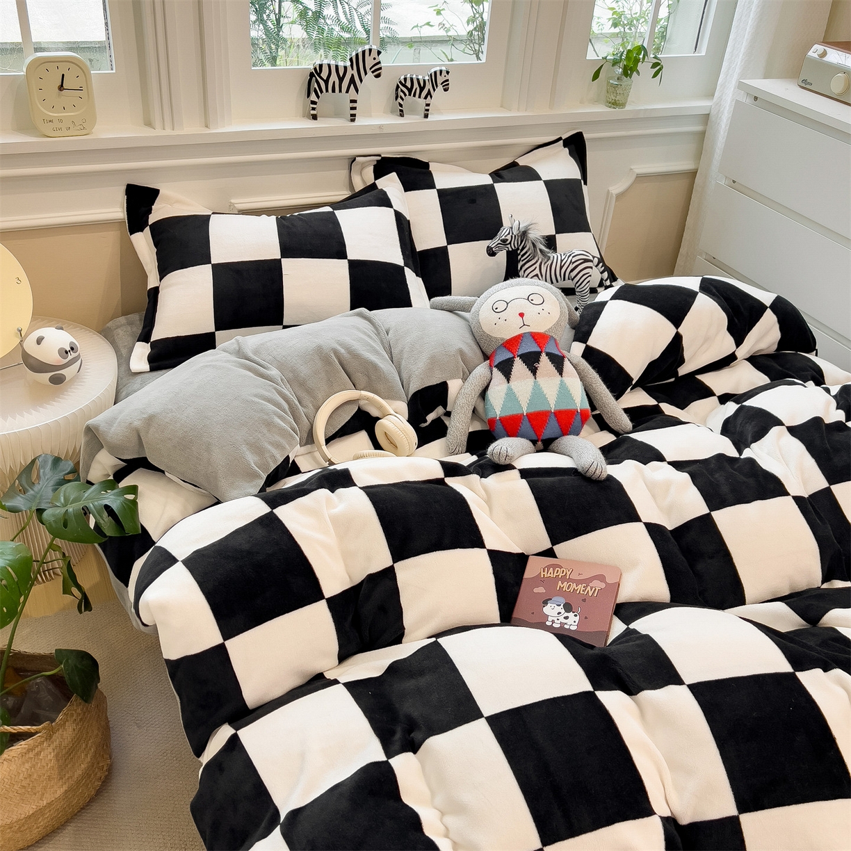 91家纺网 家纺一手货源 找家纺 曲之慕 2025新款A类牛奶绒简约无印风格子四件套 钢琴格