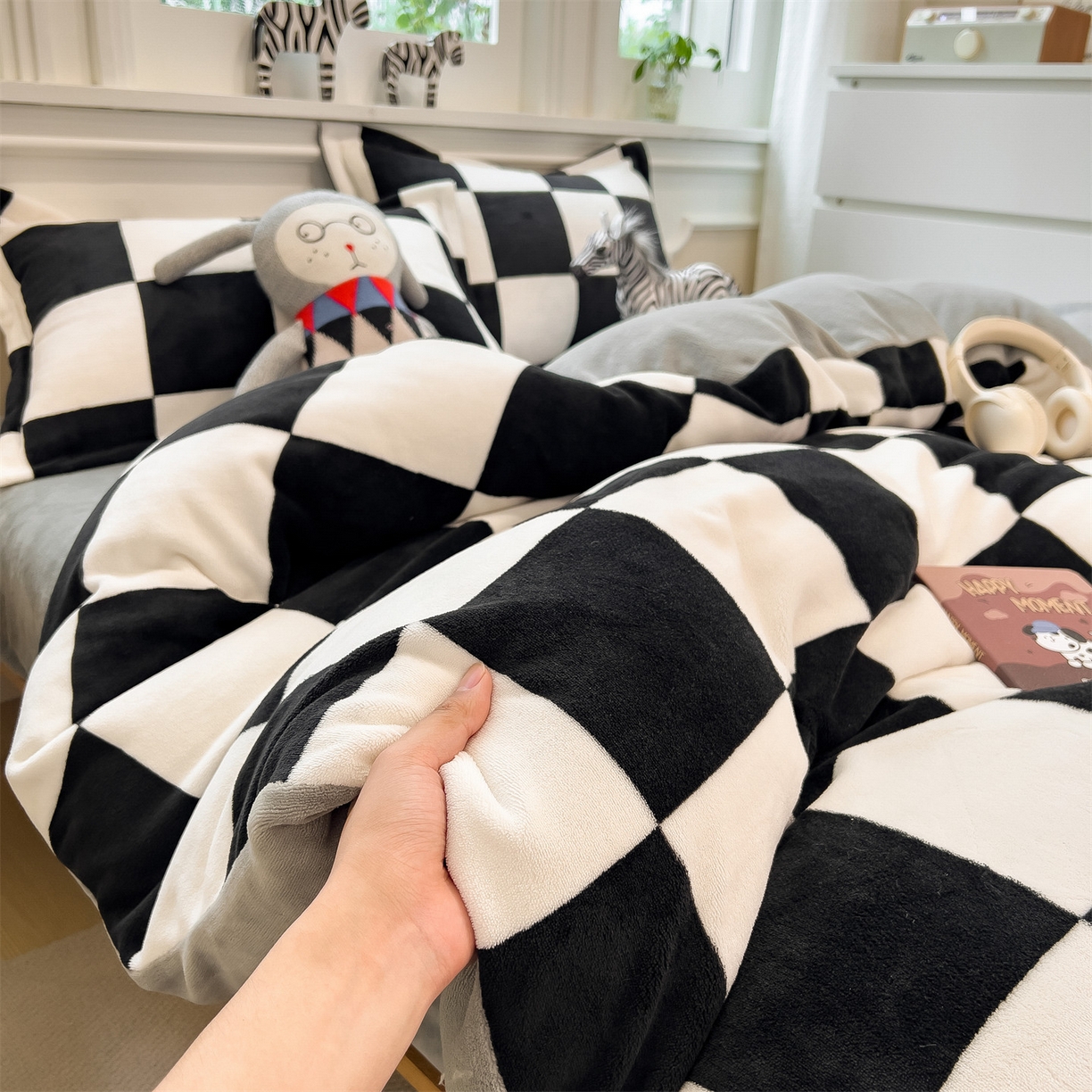 91家纺网 家纺一手货源 找家纺 曲之慕 2025新款A类牛奶绒简约无印风格子四件套 钢琴格