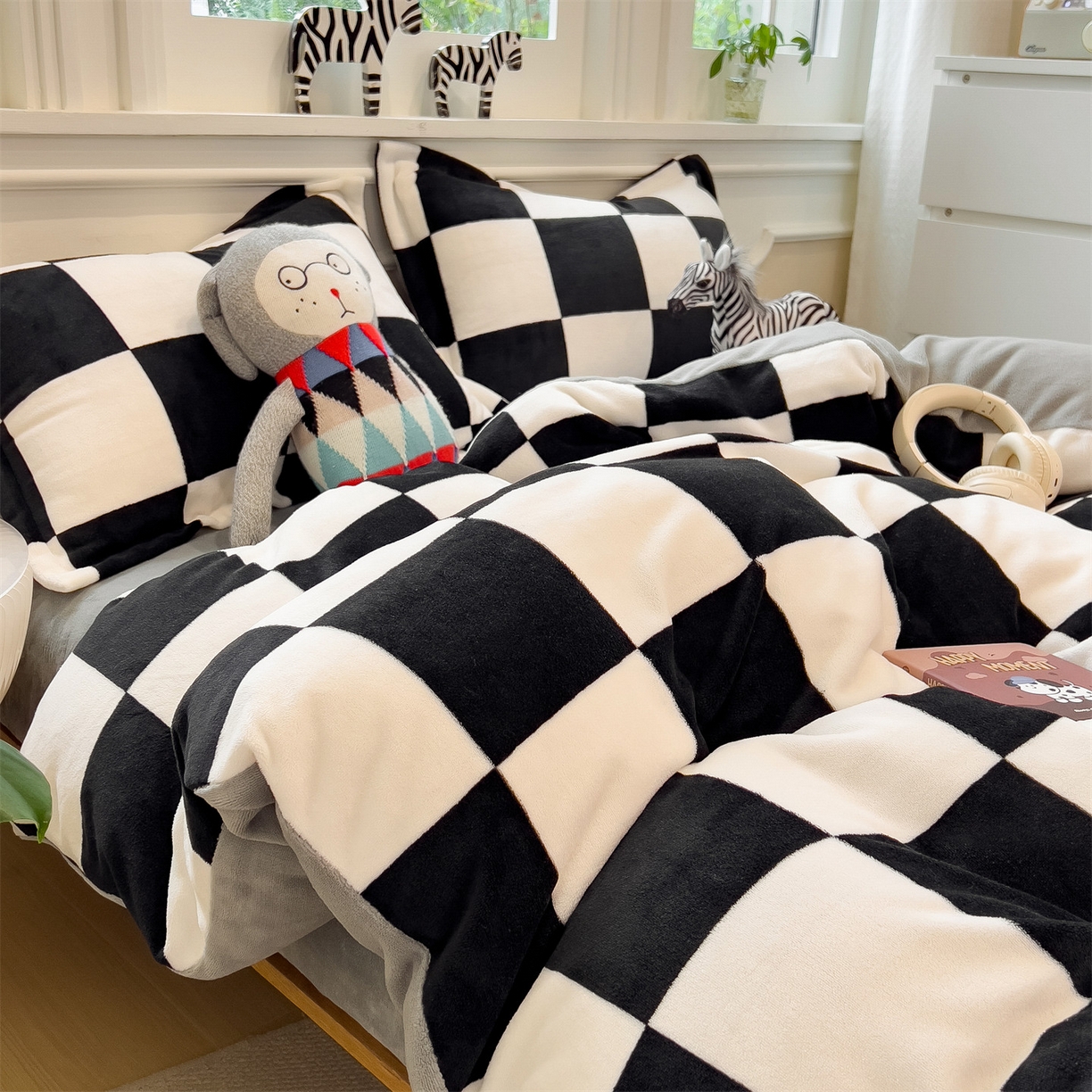 91家纺网 家纺一手货源 找家纺 曲之慕 2025新款A类牛奶绒简约无印风格子四件套 钢琴格