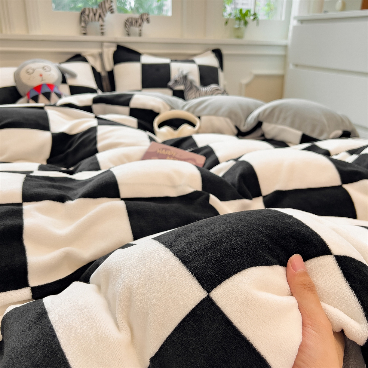 91家纺网 家纺一手货源 找家纺 曲之慕 2025新款A类牛奶绒简约无印风格子四件套 钢琴格