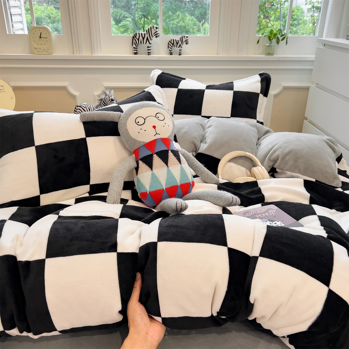 91家纺网 家纺一手货源 找家纺 曲之慕 2025新款A类牛奶绒简约无印风格子四件套 钢琴格