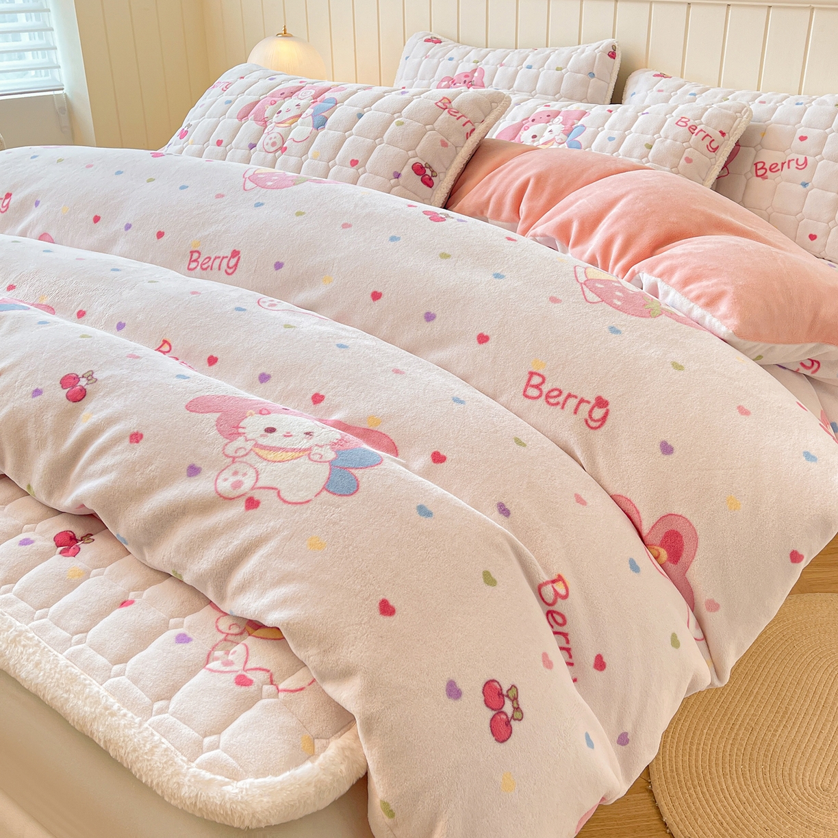 91家纺网 家纺一手货源 找家纺 （总）LIFE.丽芙 2025秋冬新款A类牛奶绒加厚夹棉床褥垫+被套组合四件套