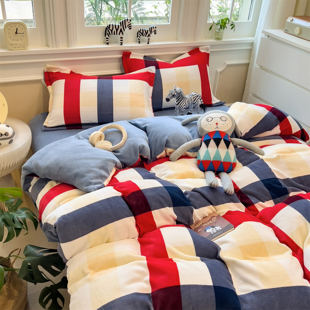 91家纺网 家纺一手货源 找家纺 曲之慕 2025新款A类牛奶绒简约无印风格子四件套 红蓝格