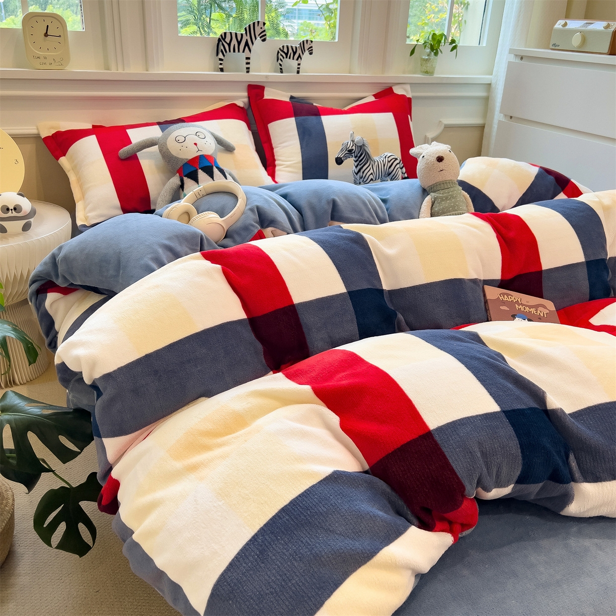 91家纺网 家纺一手货源 找家纺 曲之慕 2025新款A类牛奶绒简约无印风格子四件套 红蓝格