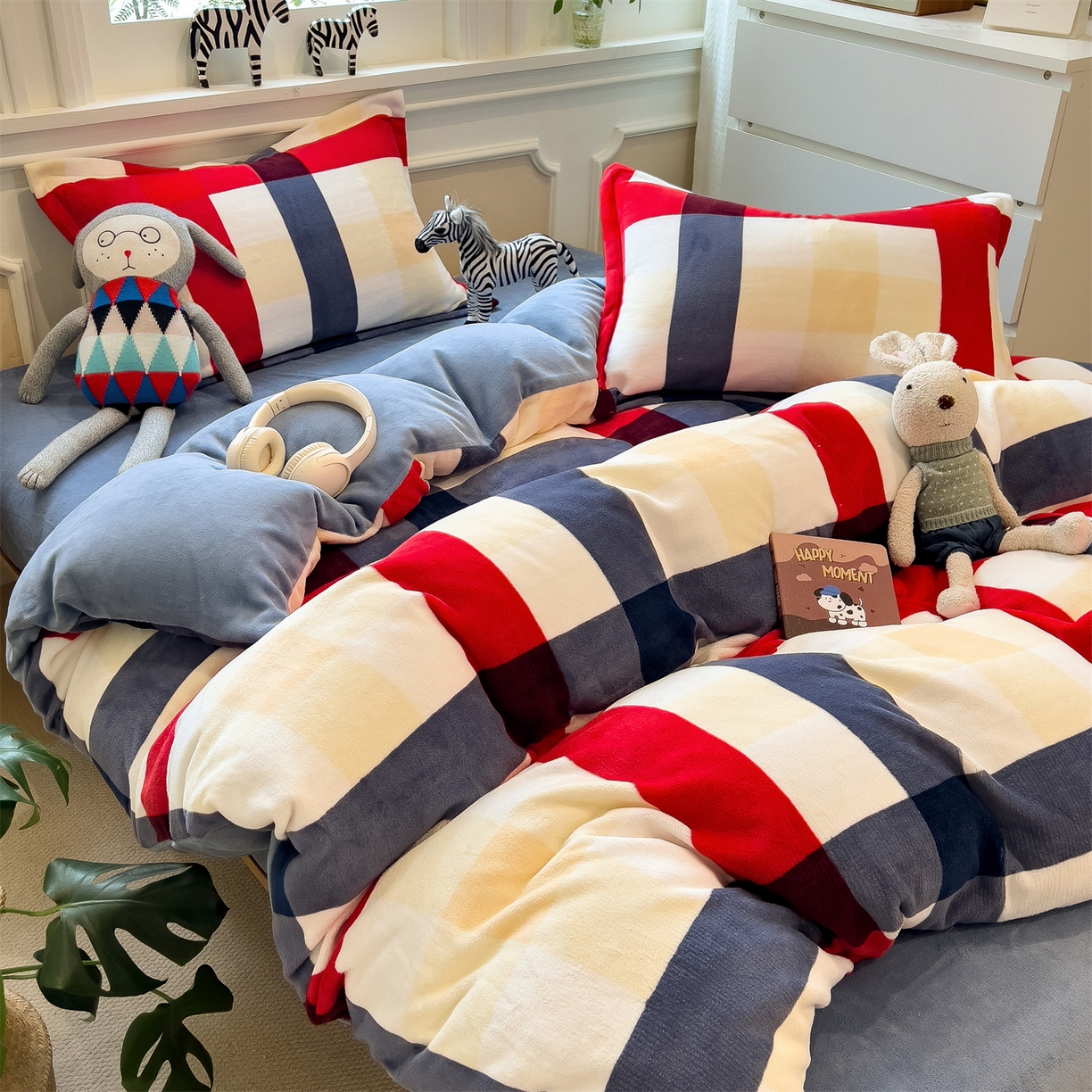 91家纺网 家纺一手货源 找家纺 曲之慕 2025新款A类牛奶绒简约无印风格子四件套 红蓝格