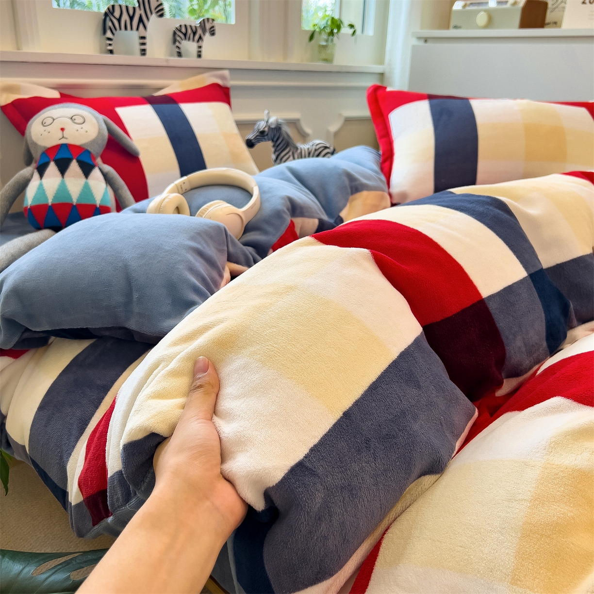 91家纺网 家纺一手货源 找家纺 曲之慕 2025新款A类牛奶绒简约无印风格子四件套 红蓝格