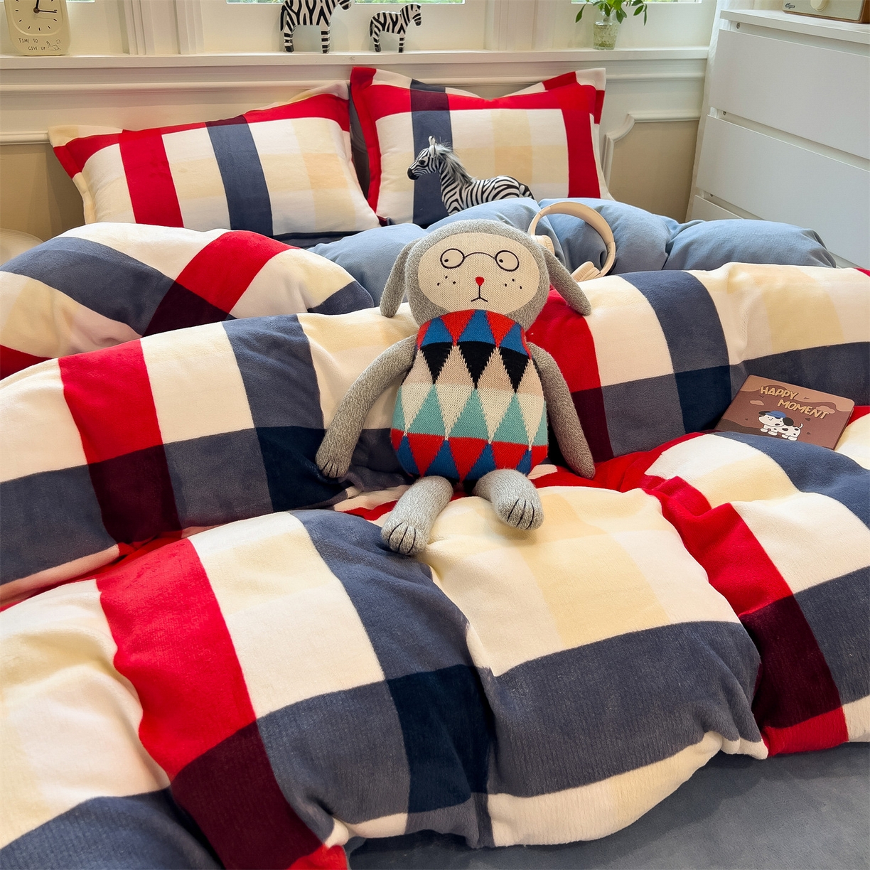 91家纺网 家纺一手货源 找家纺 曲之慕 2025新款A类牛奶绒简约无印风格子四件套 红蓝格