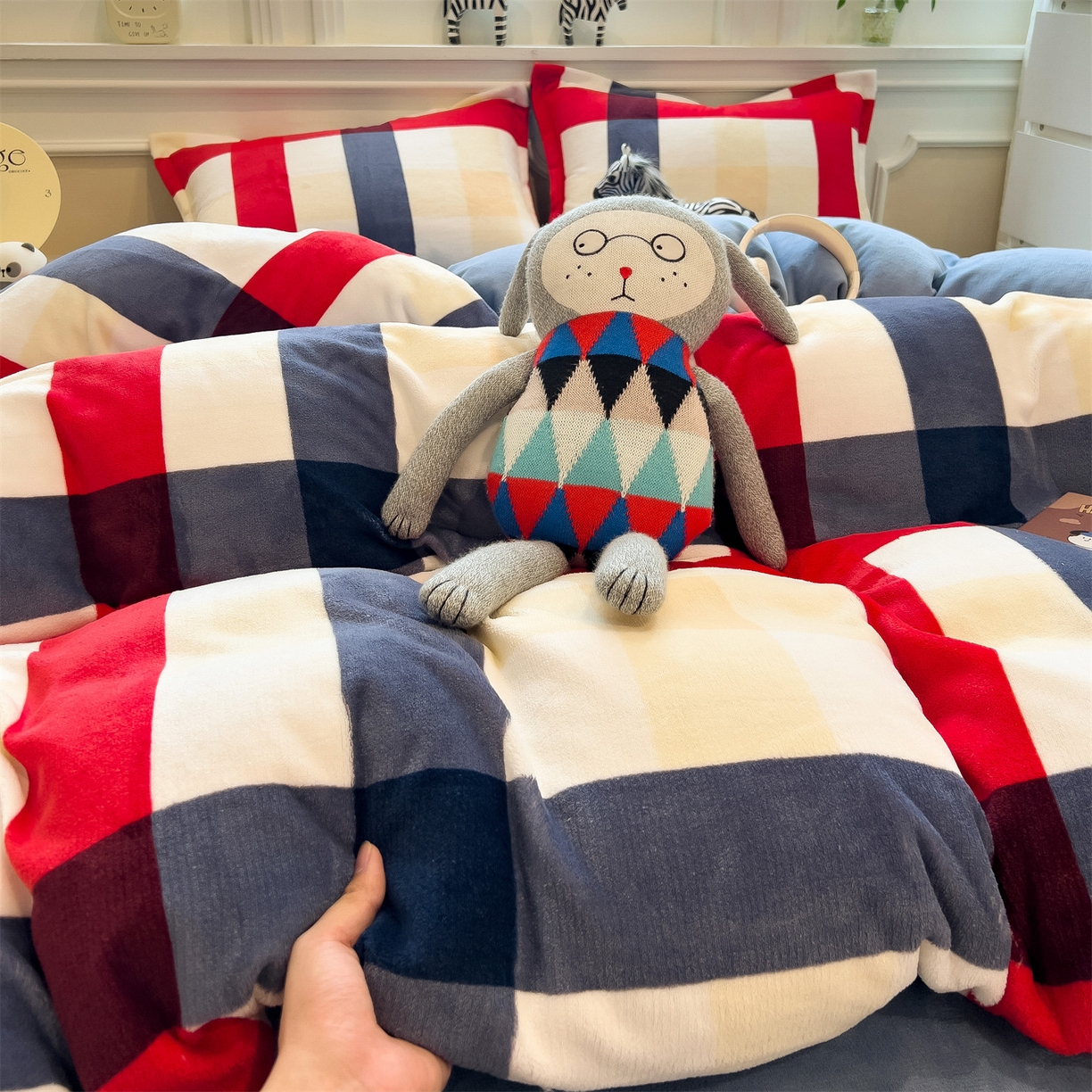 91家纺网 家纺一手货源 找家纺 曲之慕 2025新款A类牛奶绒简约无印风格子四件套 红蓝格