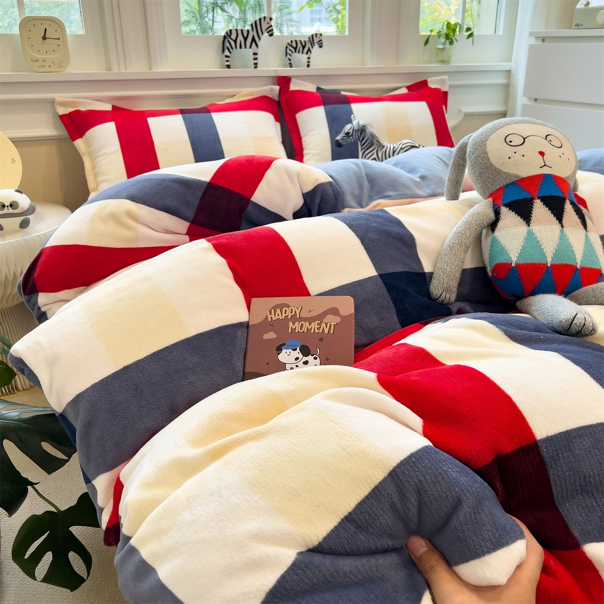 91家纺网 家纺一手货源 找家纺 曲之慕 2025新款A类牛奶绒简约无印风格子四件套 红蓝格