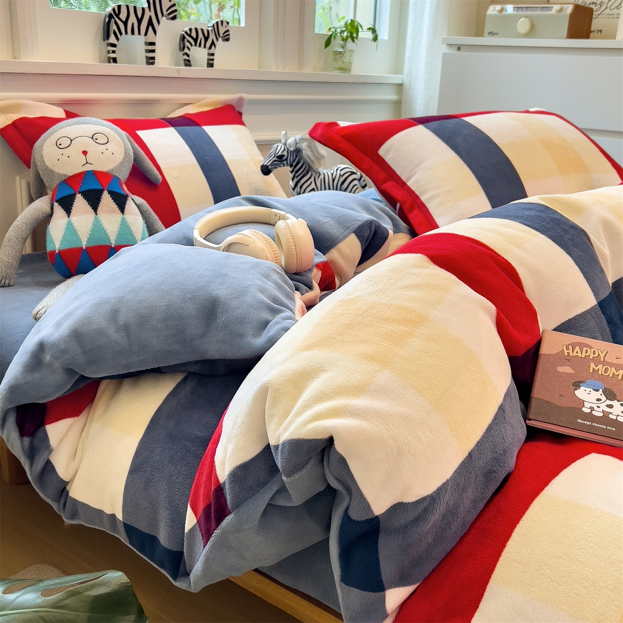 91家纺网 家纺一手货源 找家纺 曲之慕 2025新款A类牛奶绒简约无印风格子四件套 红蓝格