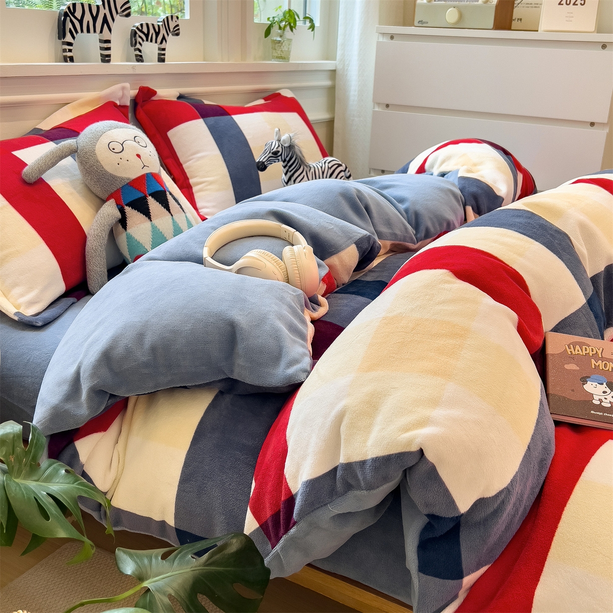 91家纺网 家纺一手货源 找家纺 曲之慕 2025新款A类牛奶绒简约无印风格子四件套 红蓝格