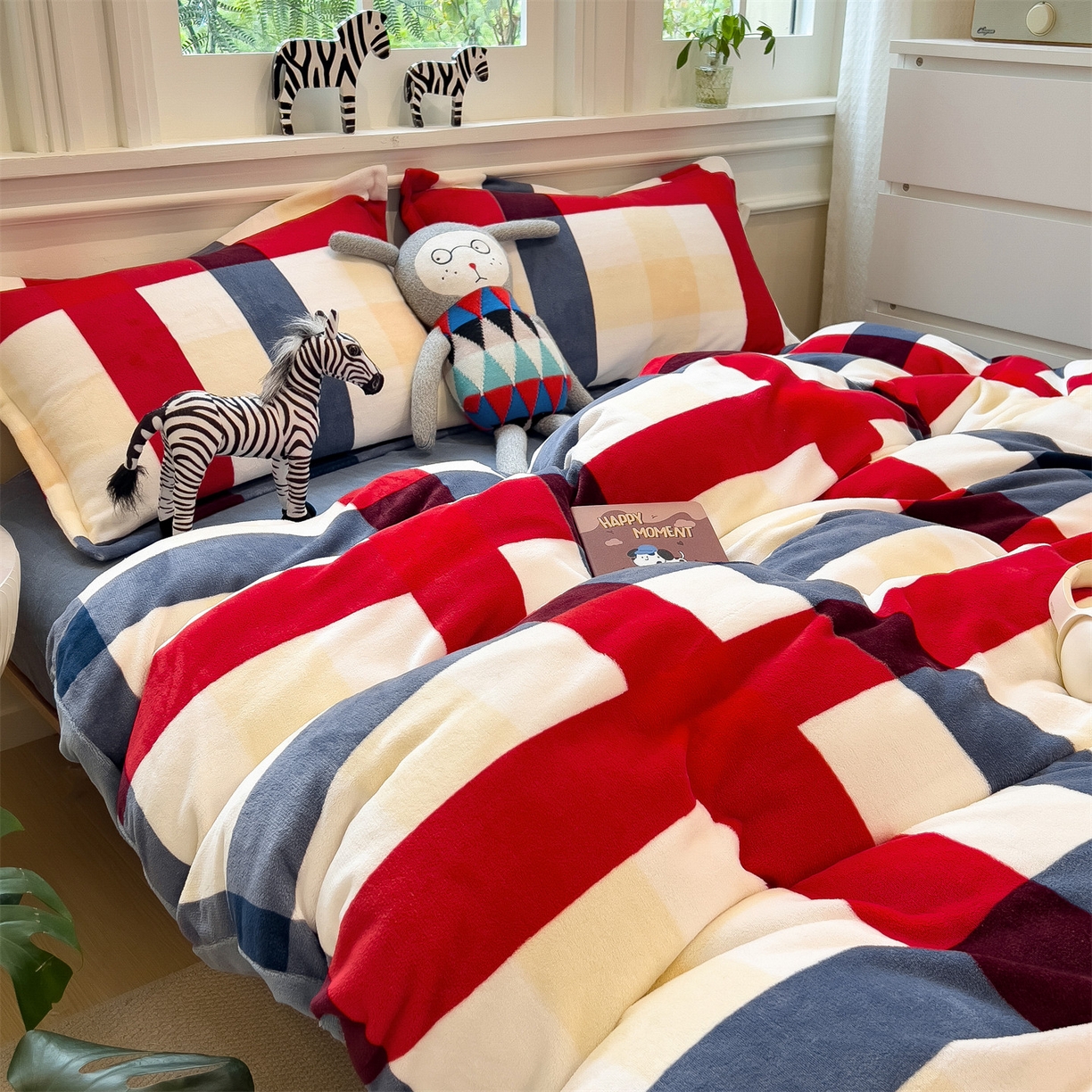 91家纺网 家纺一手货源 找家纺 曲之慕 2025新款A类牛奶绒简约无印风格子四件套 红蓝格