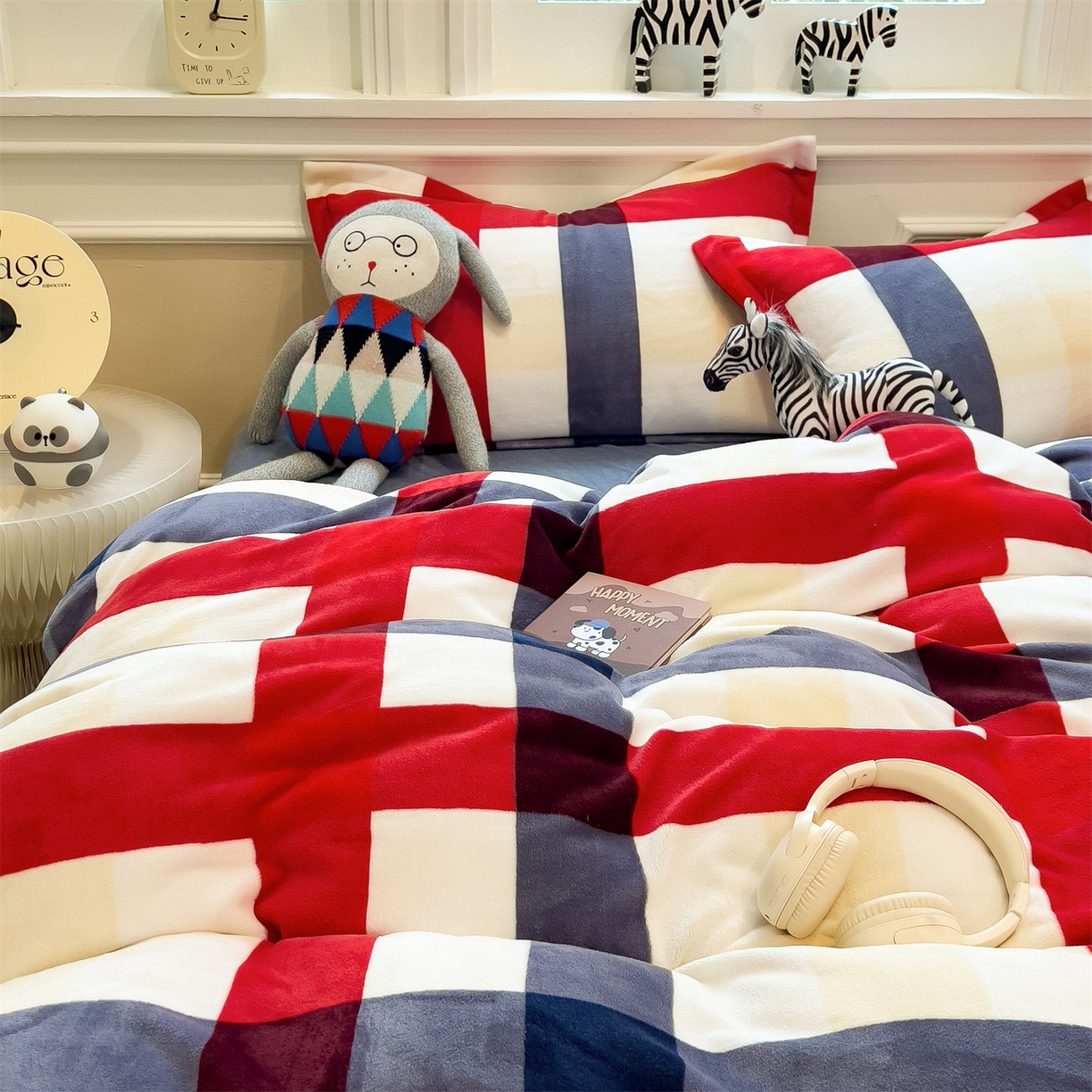 91家纺网 家纺一手货源 找家纺 曲之慕 2025新款A类牛奶绒简约无印风格子四件套 红蓝格